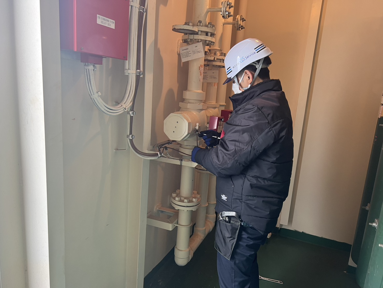 S&Sスタッフがバルブ点検中