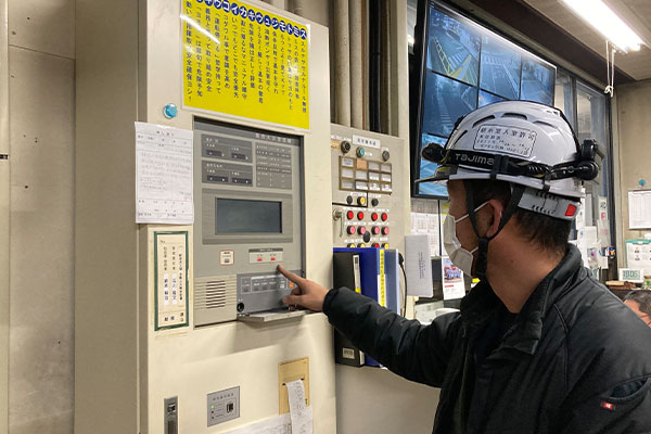 警報盤の点検作業